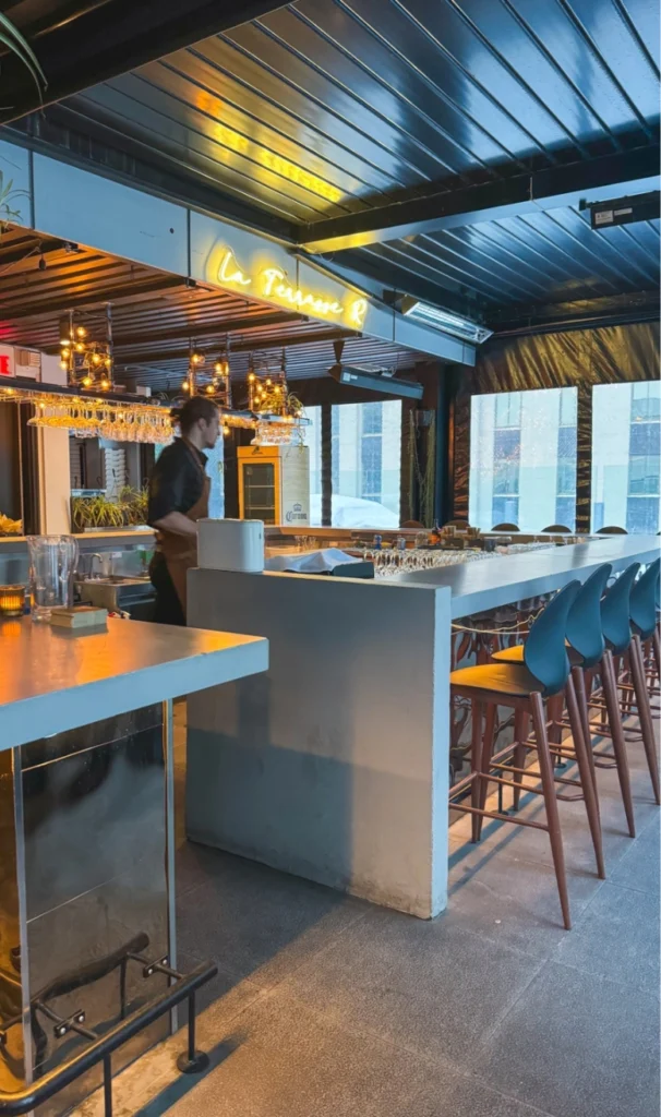 Bar de la terrasse R avec serveur