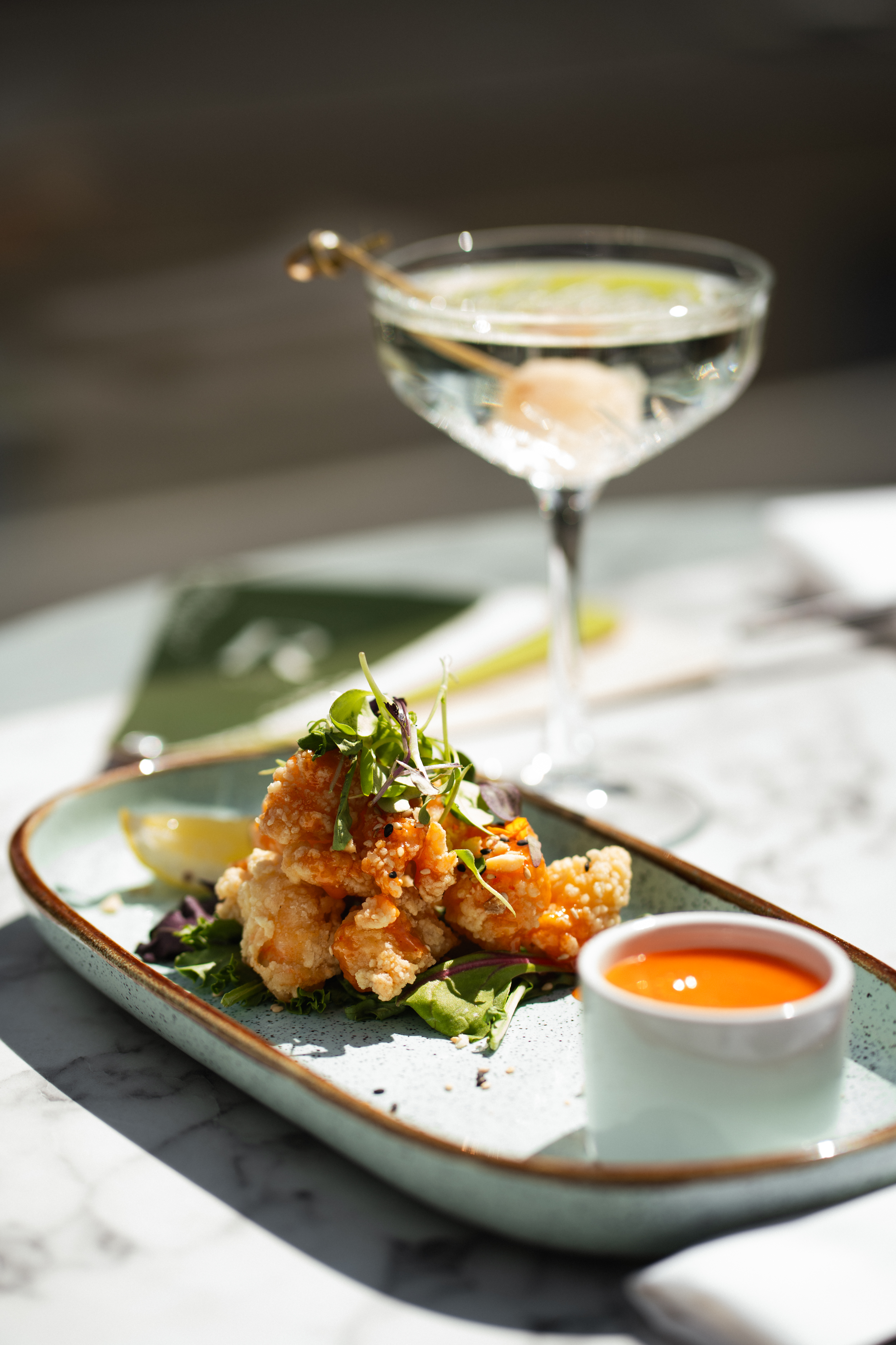Plat de crevette popcorn avec cocktail