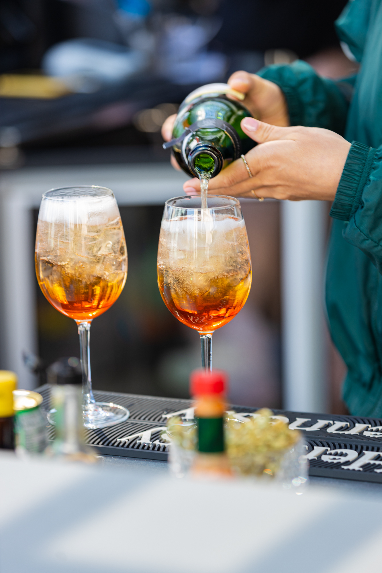 Une serveuse prépare des cocktails