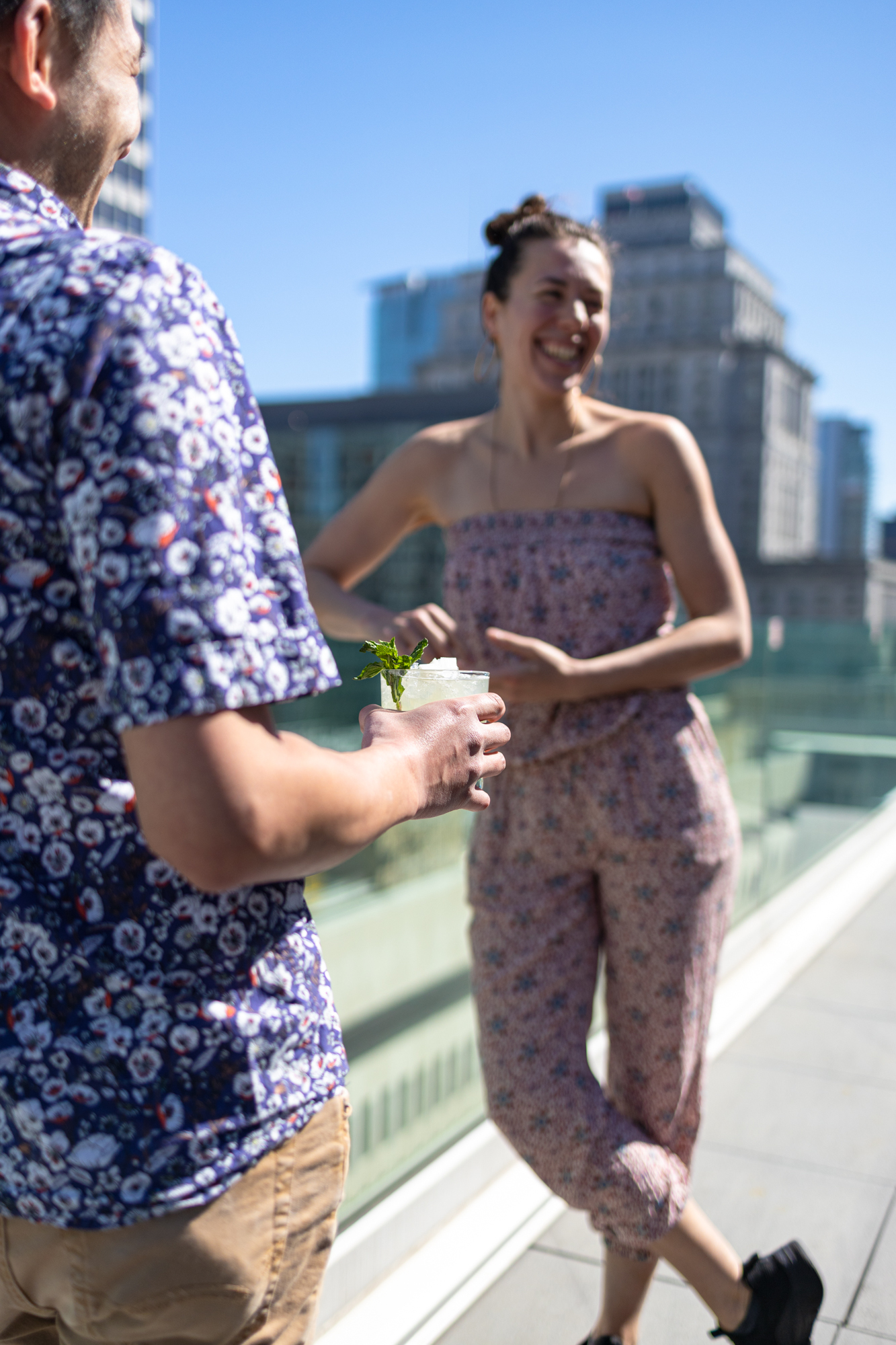 Un homme et une femme discutent sur la terrasse r
