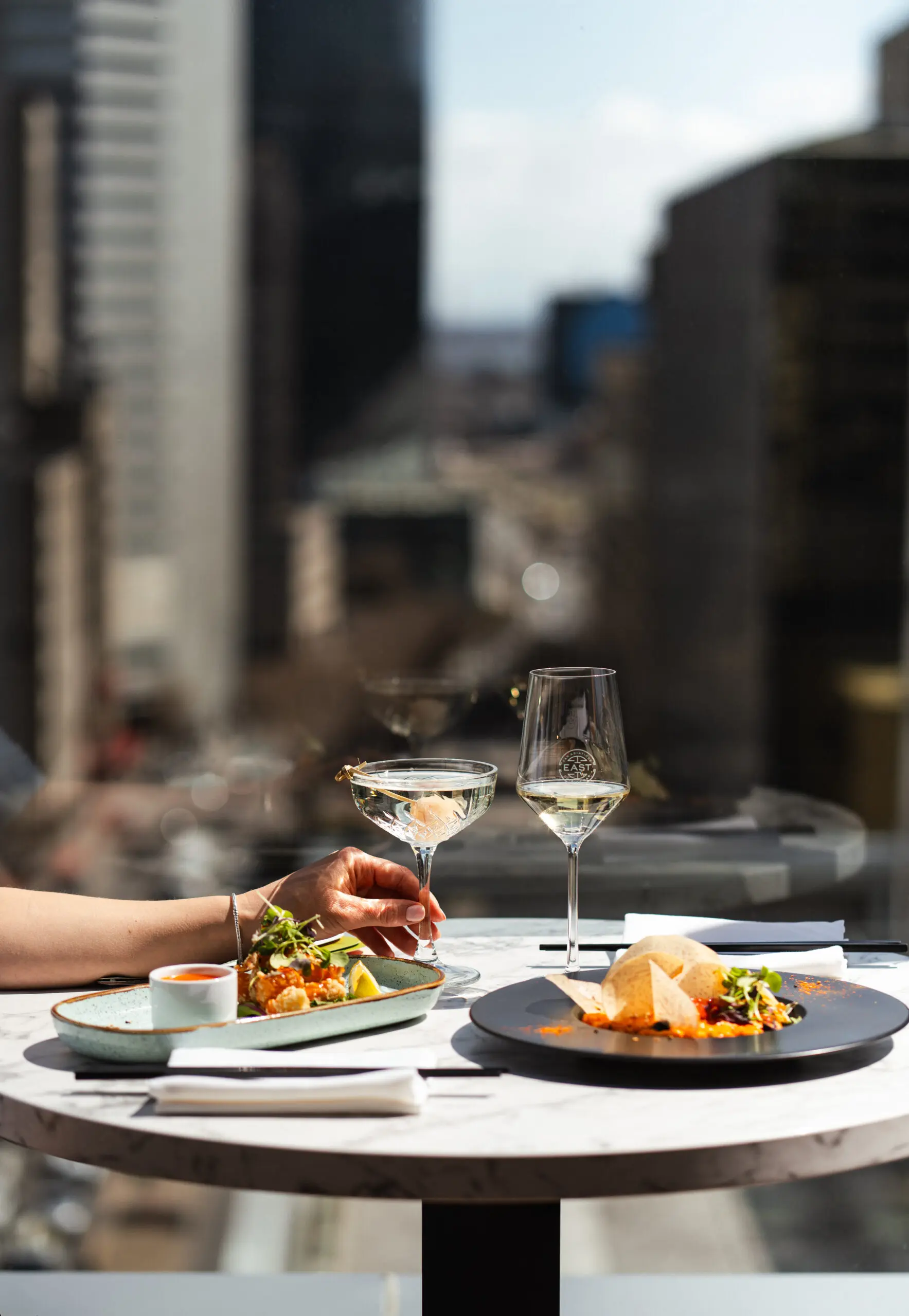 Assiettes et cocktails avec vue sur Montréal